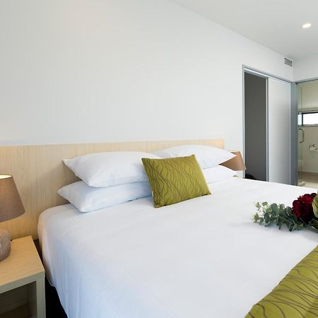 2 On Whiteleigh And 239 On Lincoln Motel Christchurch Zewnętrze zdjęcie A bedroom at the hotel