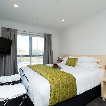 2 On Whiteleigh And 239 On Lincoln Motel Christchurch Zewnętrze zdjęcie A bedroom at the hotel