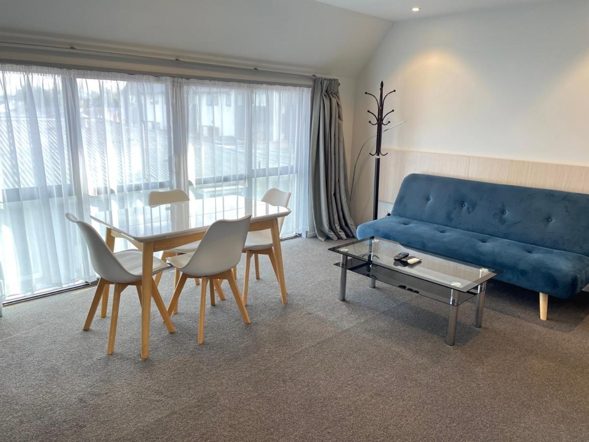 2 On Whiteleigh And 239 On Lincoln Motel Christchurch Zewnętrze zdjęcie A living room in a serviced apartment in London