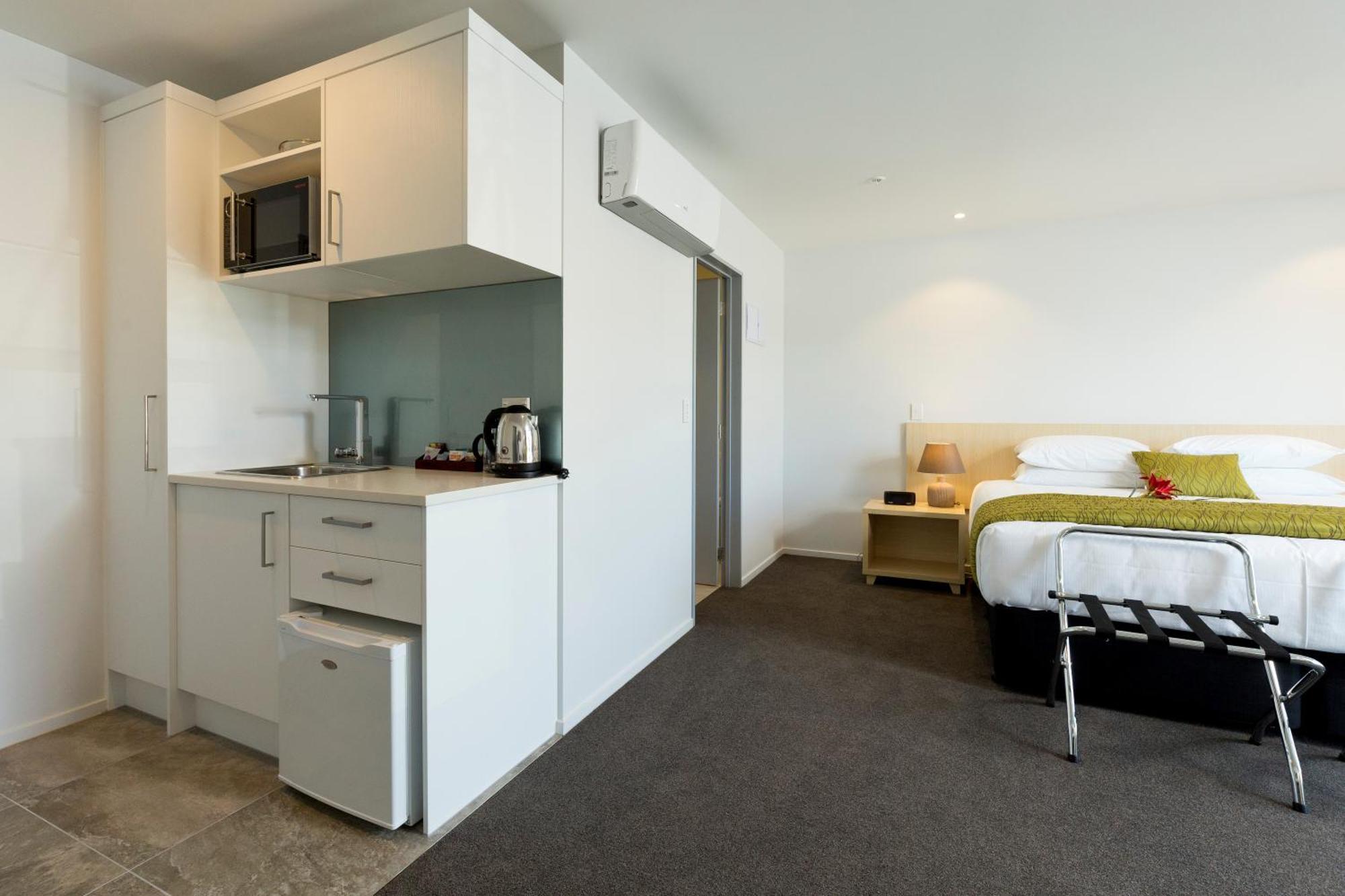 2 On Whiteleigh And 239 On Lincoln Motel Christchurch Zewnętrze zdjęcie Studio apartment with kitchenette