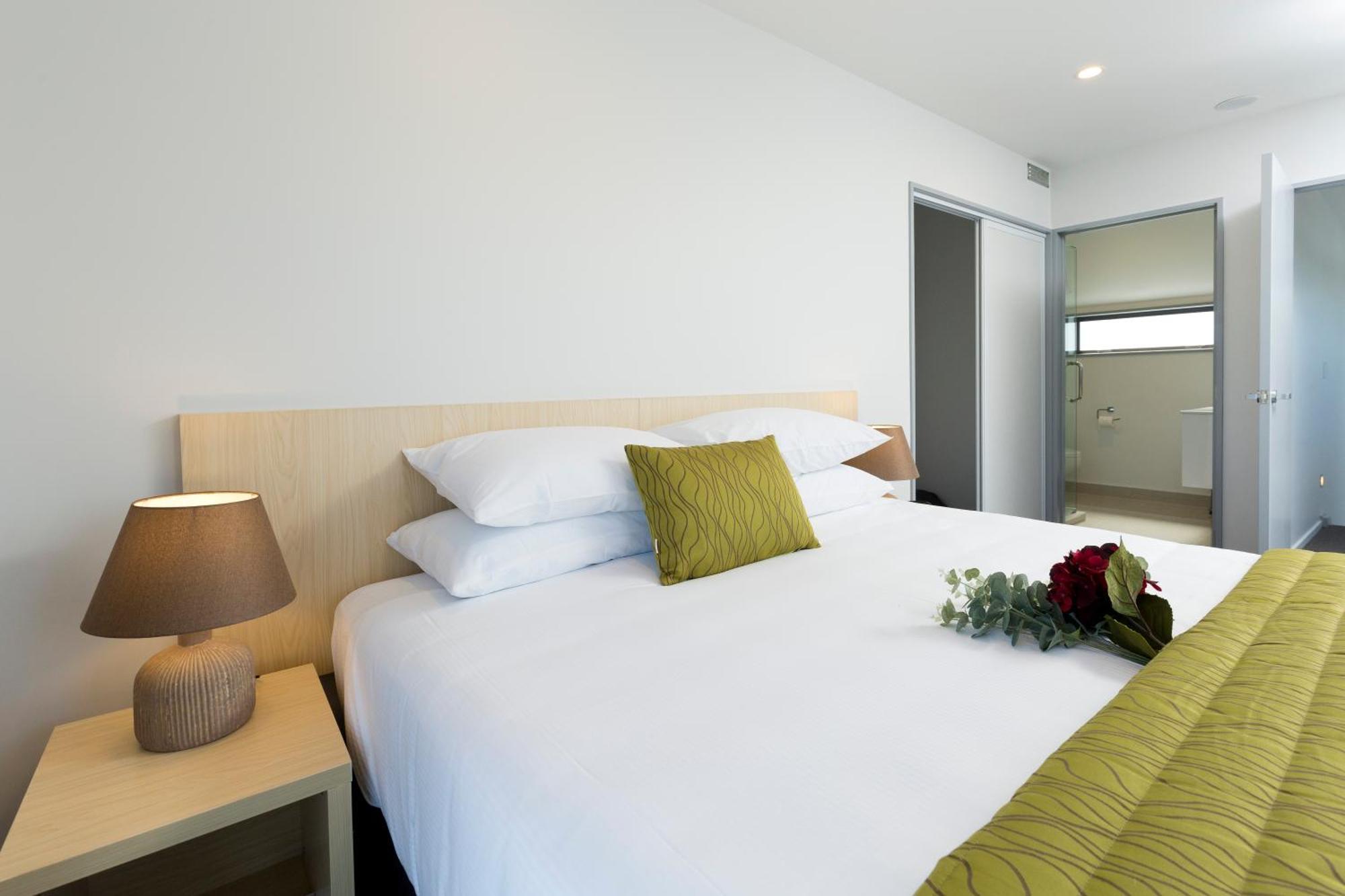 2 On Whiteleigh And 239 On Lincoln Motel Christchurch Zewnętrze zdjęcie A bedroom at the hotel