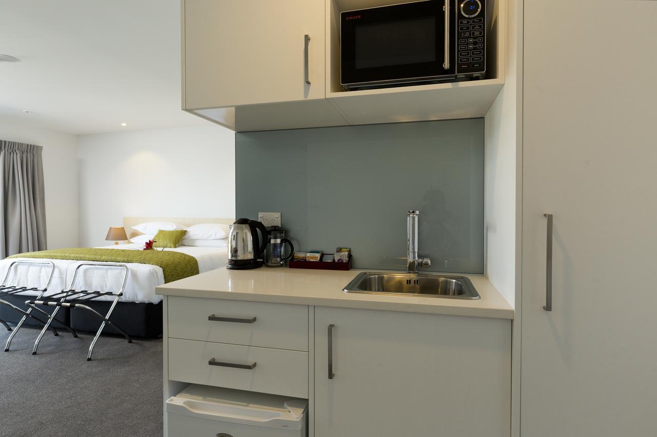 2 On Whiteleigh And 239 On Lincoln Motel Christchurch Zewnętrze zdjęcie A kitchenette in a hotel room