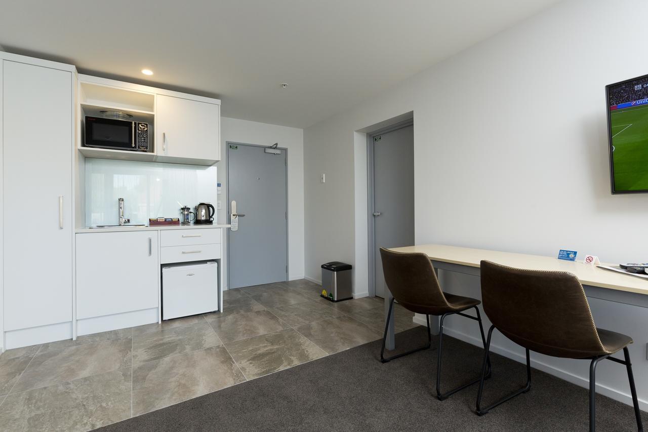 2 On Whiteleigh And 239 On Lincoln Motel Christchurch Zewnętrze zdjęcie Kitchenette in a one-bedroom apartment
