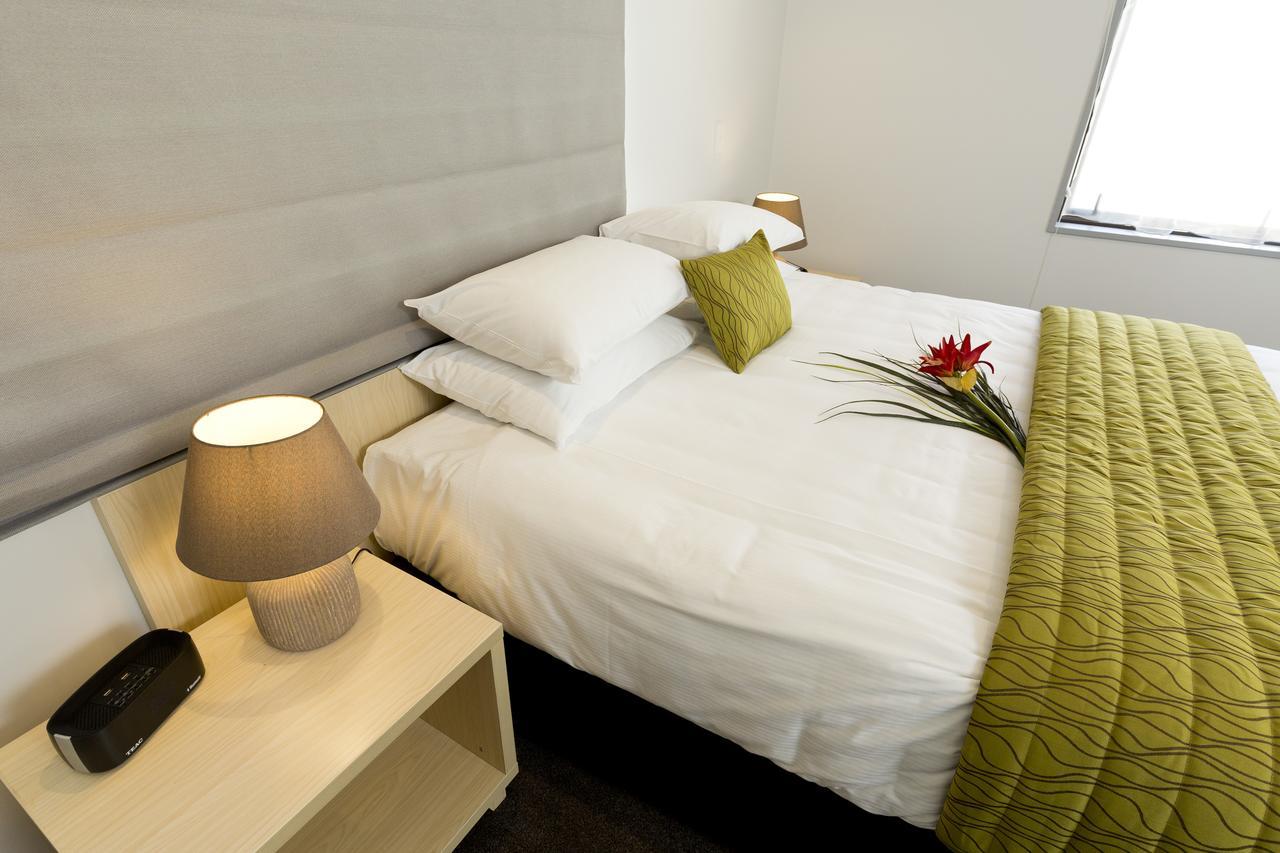 2 On Whiteleigh And 239 On Lincoln Motel Christchurch Zewnętrze zdjęcie A bedroom at the hotel