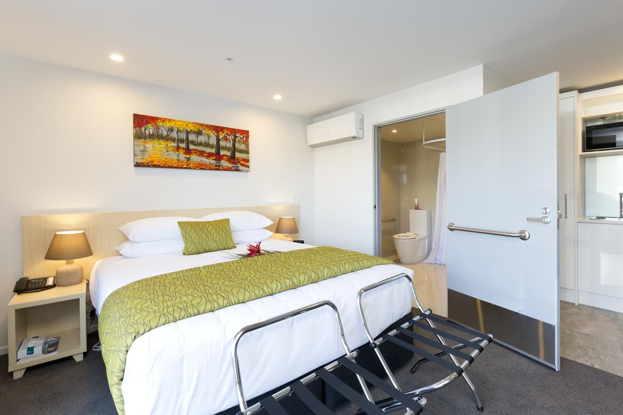 2 On Whiteleigh And 239 On Lincoln Motel Christchurch Zewnętrze zdjęcie A bedroom in a serviced apartment