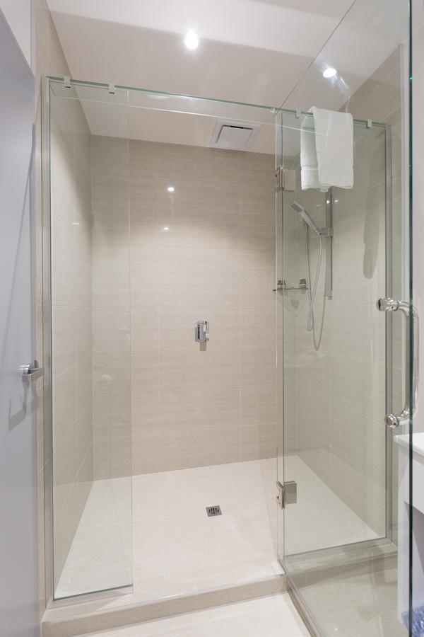 2 On Whiteleigh And 239 On Lincoln Motel Christchurch Zewnętrze zdjęcie A shower enclosure