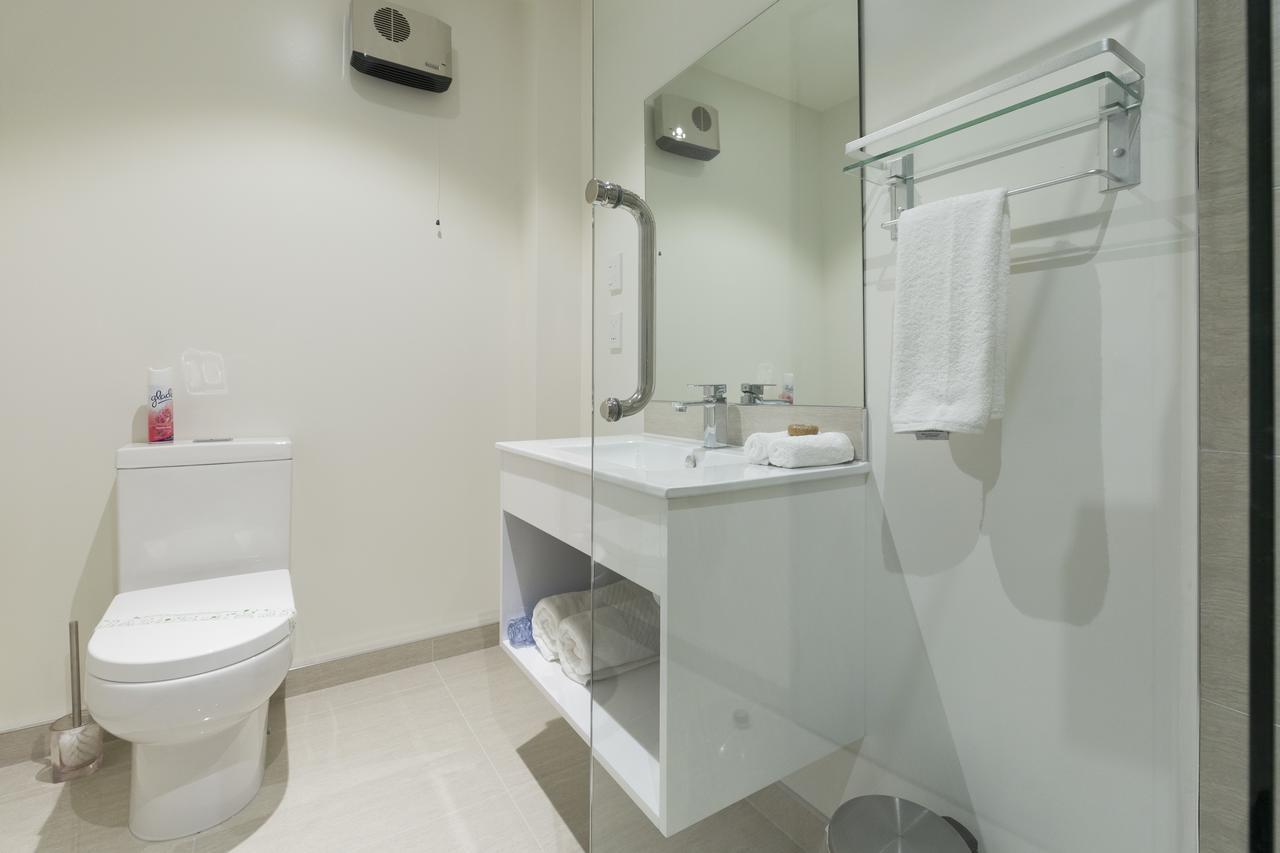 2 On Whiteleigh And 239 On Lincoln Motel Christchurch Zewnętrze zdjęcie Bathroom