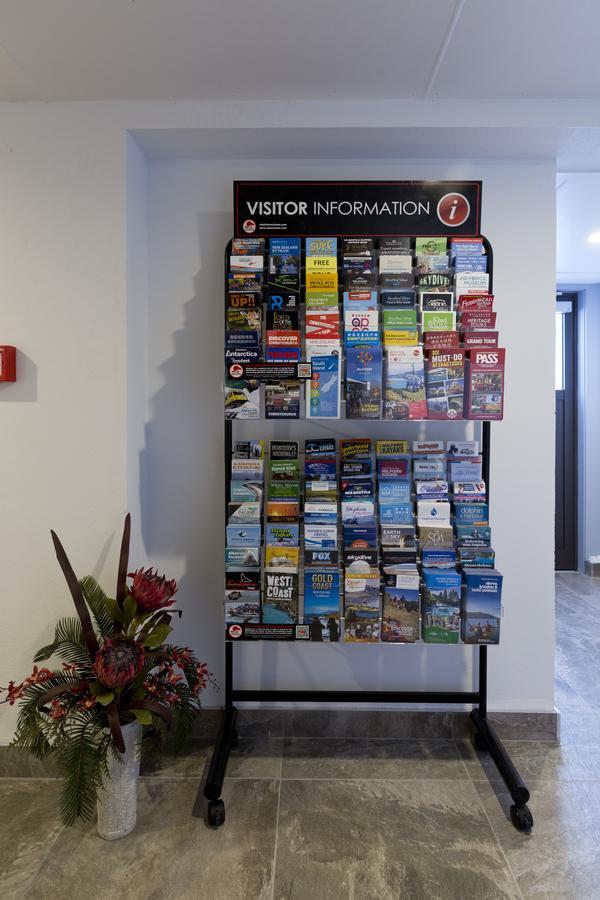 2 On Whiteleigh And 239 On Lincoln Motel Christchurch Zewnętrze zdjęcie A rack of tourist maps