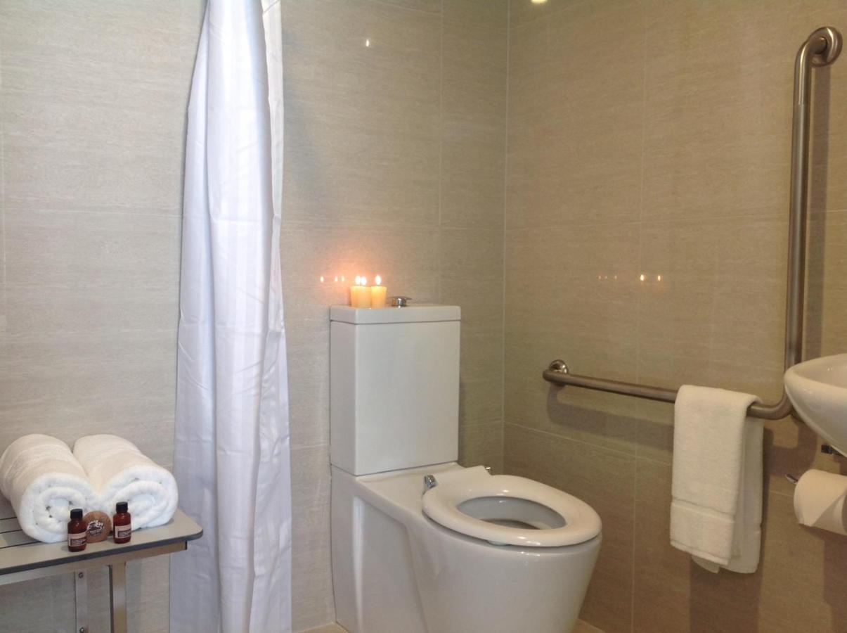 2 On Whiteleigh And 239 On Lincoln Motel Christchurch Zewnętrze zdjęcie A wet room